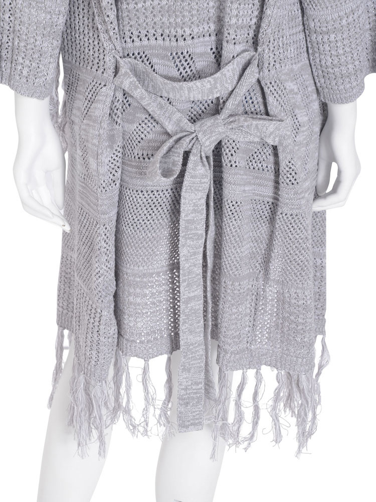 バックスタイルはちょっぴりルーズなロング丈のカーディガン