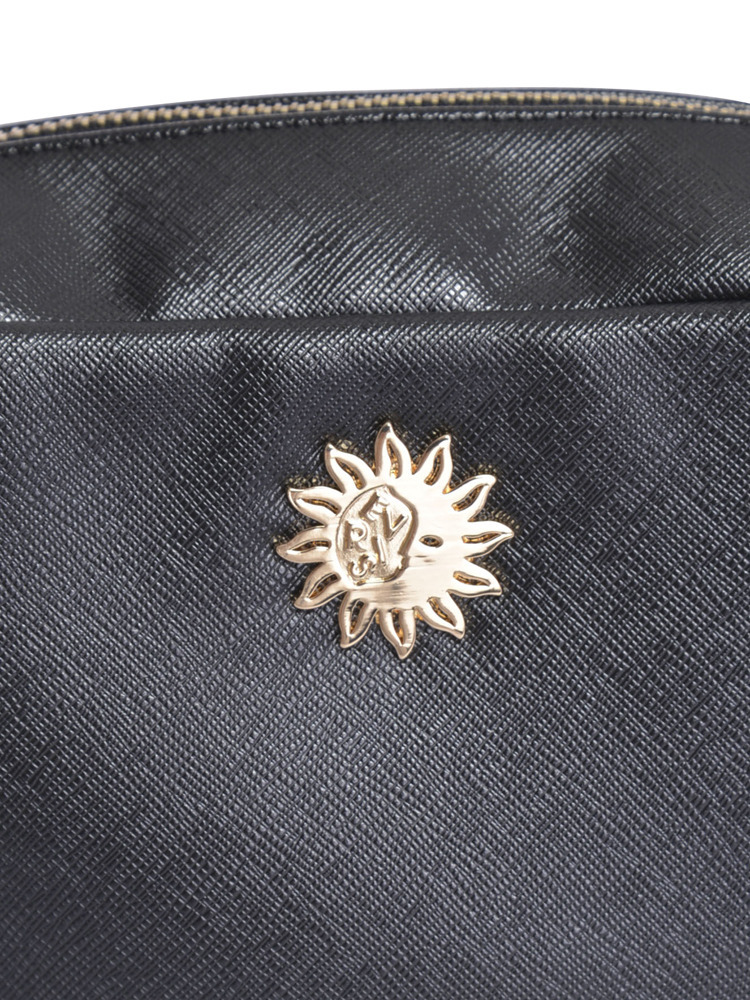 写真はEVRISのボックスBAG。「スクエアミニボストンBAG」にも同マークが。